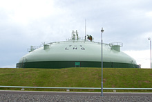 Underground LNG tank