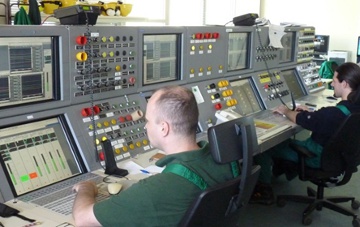 Picture 4. Unit operators in front of Yokogawa CS3000 HMI in CCR unit