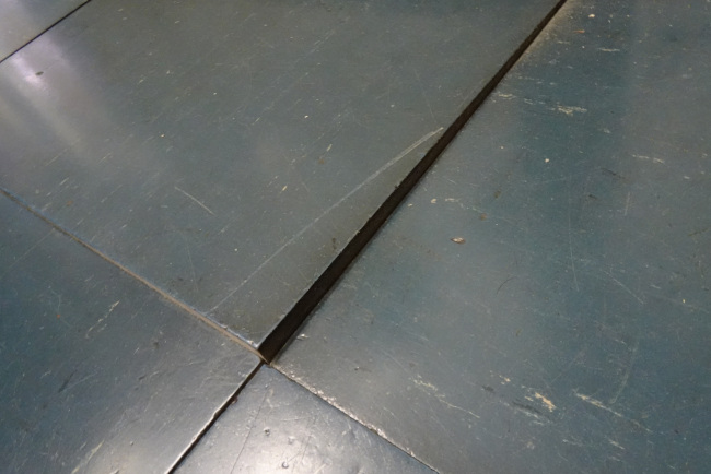 凹凸やがたつきのある床材