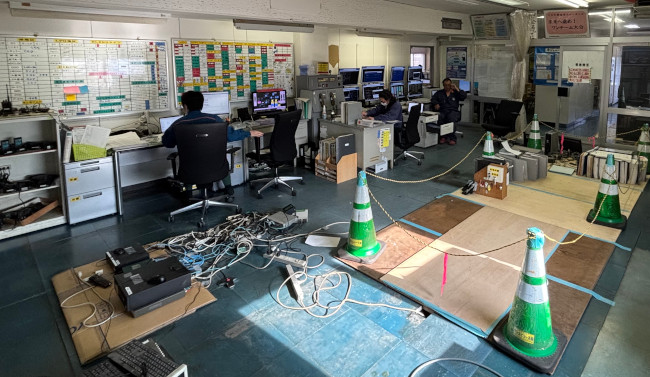 仮設のコンソールで運転する隣での工事風景