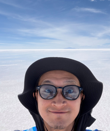 プロジェクトを無事に終え、リフレッシュの休暇を満喫する田中様(ウユニ塩湖にて)