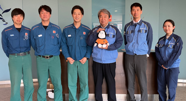 インタビュー中にエネゴリ君と記念撮影 (左から) ENEOS株式会社 大分製油所 日浦様、柴田様、田中様(プロジェクトリーダー)、 YOKOGAWA 林(プロジェクトマネージャ)、水越、福永