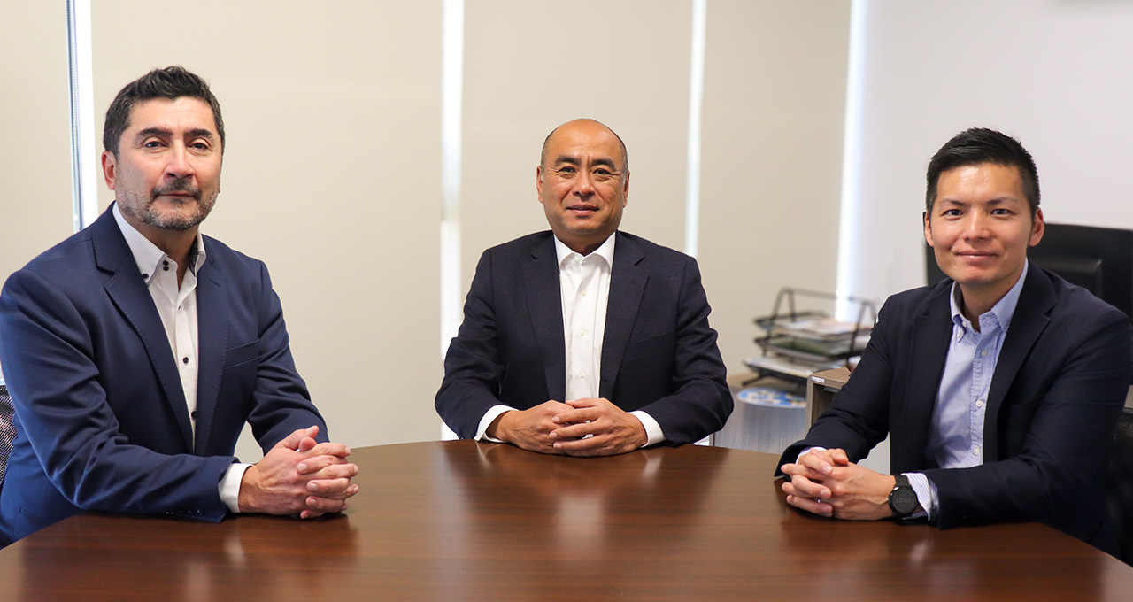 Center: Mr. Yoshiharu Tsukayama, CEO of Minera Arqueros; Left: Mr. Omar Fernandez, General Project Manager; Right: Mr. Shunsuke Osato, General Manager of Project Management. (photo courtesy of Minera Arqueros)