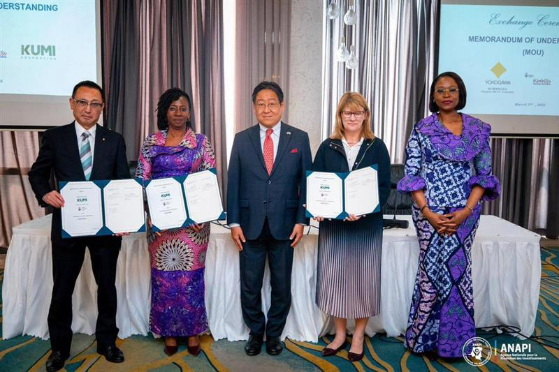At the signing ceremony, from left: Mr. Takeshi Hasegawa, head of the Africa Business Promotion Center, Energy & Sustainability Business Headquarters, Yokogawa Electric Corporation;Ms. Bahati Muhiya Nono-Carine, National Coordinator of the Kimbilio project, CCT; H.E. Mr. Hidetoshi Ogawa, Ambassador Extraordinary and Plenipotentiary of Japan to the Democratic Republic of the Congo; Ms. Karen Britton, Managing Director and Founder of Kumi Foundation; Ms. Rachel Pungu Luamba, Managing Director of the National Investment Promotion Agency (ANAPI)(Photo courtesy of the National Investment Promotion Agency)